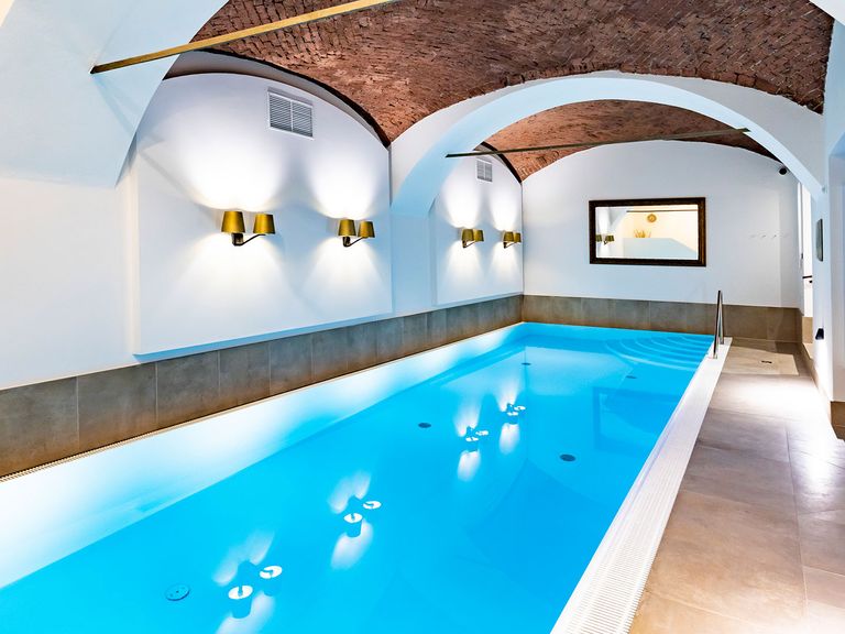 Pool im Wellnessbereich des Parkhotels