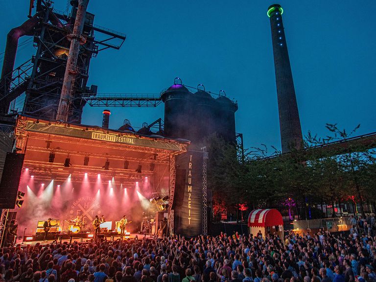 Im Landschaftspark Duisburg-Nord vereinen sich Industrie und Natur auf einzigartige Weise.  beleuchtete Bühne im Landschaftspark Duisburg-Nord