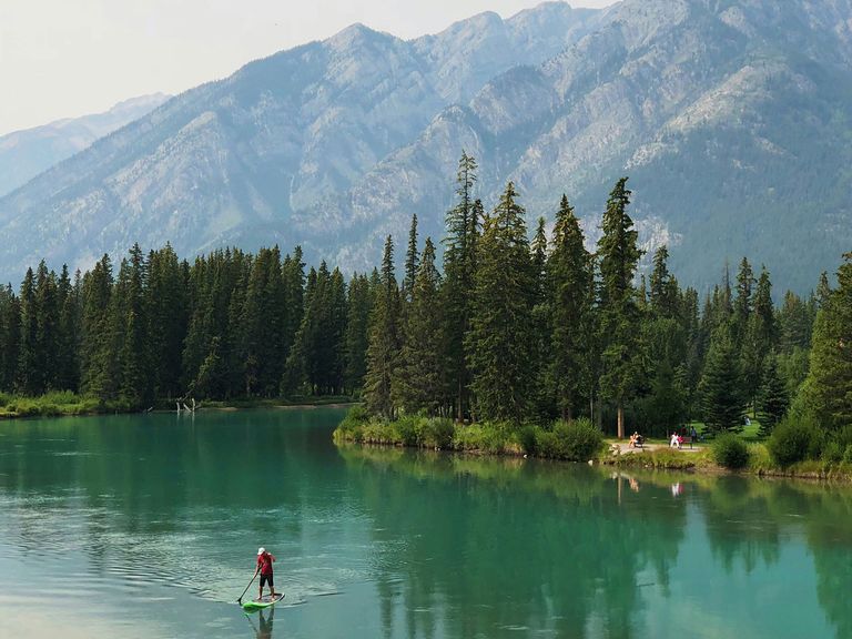 Person auf einem SUP-Board im Banff Nationalpark in Kanada
