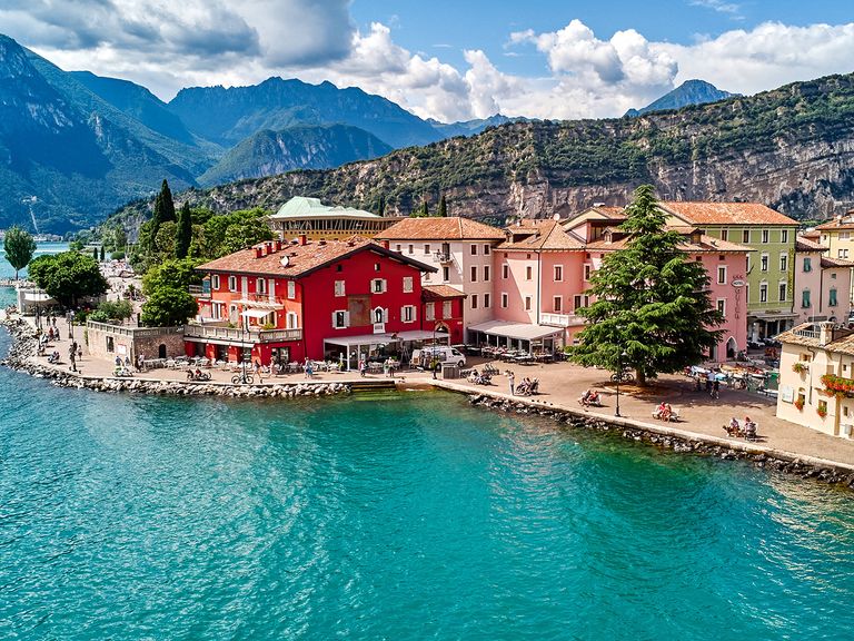 Bunte Häuser am Ufer von Torbole am Gardasee Torbole am Gardasee