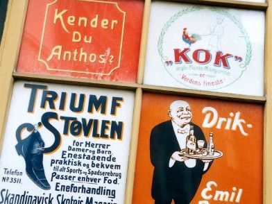 Altmodische Werbung an einem Kiosk in Kopenhagen