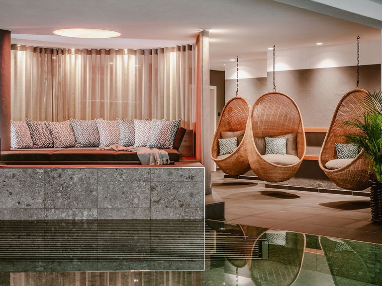 Das Resort Bergkristall im Allgäu bietet alles, was das Herz begehrt.  Pool im Spabereich des Hotels Bergkristall