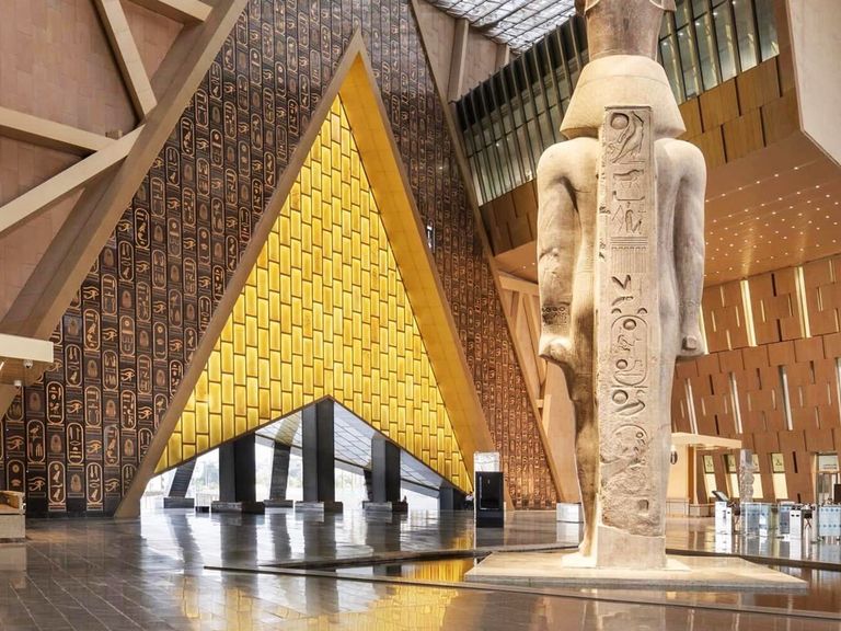 Die Statue von Ramses ll. wird zweimal jährlich durch eines der Fenster von der Sonne erleuchtet. Statue von Ramses ll. im Grand Egyptian Museum