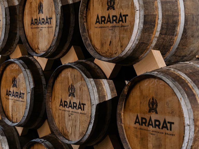 Brandy-Fässer der Marke ARARAT