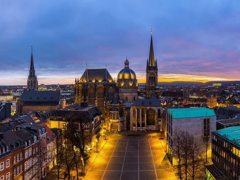 Luftaufnahme vom Katschhof und dem Aachener Dom am Abend