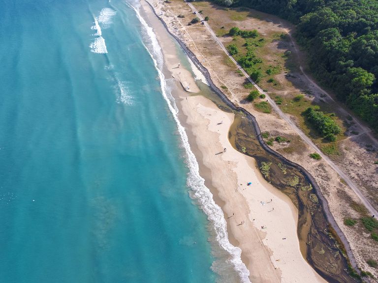Wer suchet, der findet am Schwarzen Meer auch leere Strandabschnitt – wie hier in Albena. Blick auf den Naturstrand von Albena, Bulgarien