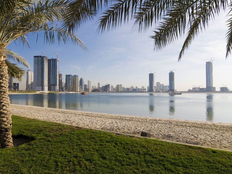 Strand und Skyline vom Emirat Sharjah