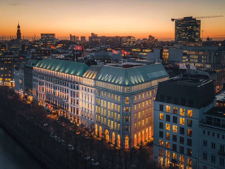 Das Hotel Vier Jahreszeiten in Hamburg: Wer hier eincheckt, bucht nicht nur höchsten Komfort, sondern auch absolute Diskretion mit. Hotel Vier Jahreszeiten Hamburg am Abend, von außen