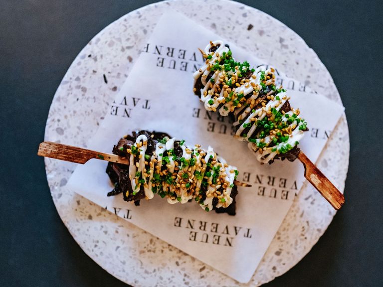 Die Neue Taverne zeigt, was die Saison gerade hergibt: hier Austernpilz-Spieße mit Teriyaki-Sauce und Miso-Mayo. Austernpilz-Spieße mit Teriyaki-Sauce und Miso-Mayo in der Neuen Taverne