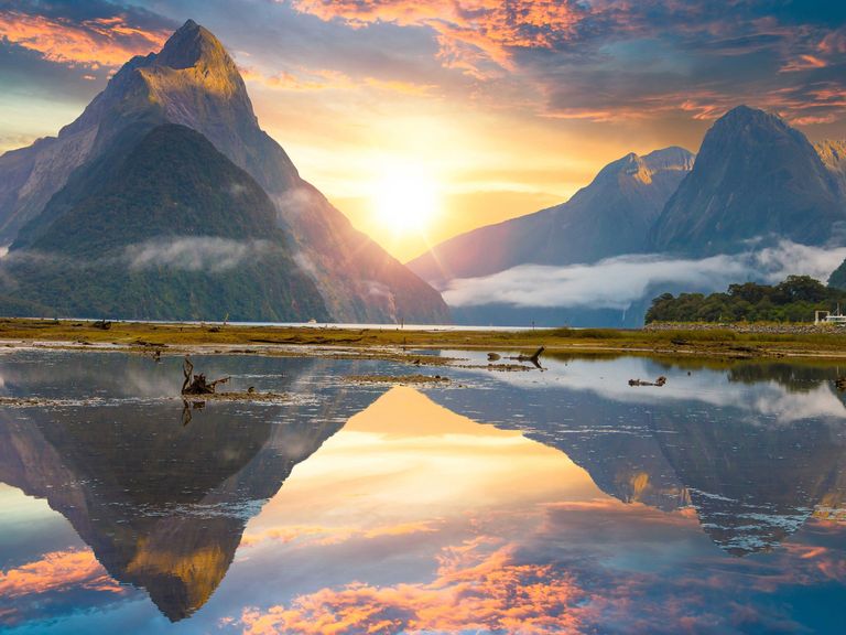 Dramatische Landschaften: der Milford Sound in Neuseeland Sonnenuntergang Milford Sound, Fiordland in Neuseeland