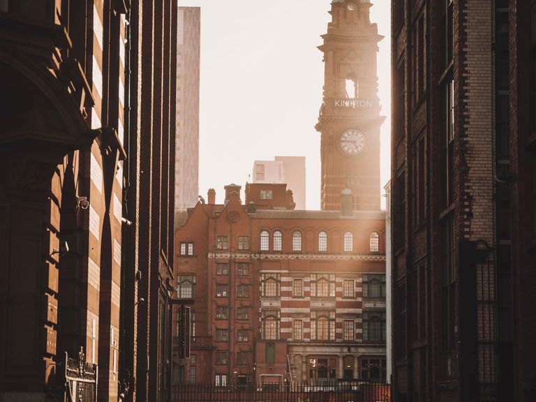 Kimpton Clocktower Hotel ragt zwischen Häuserwänden auf, Manchester