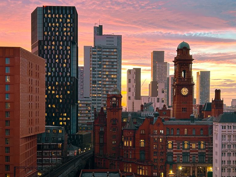 Blick auf Manchester im Abendlicht 