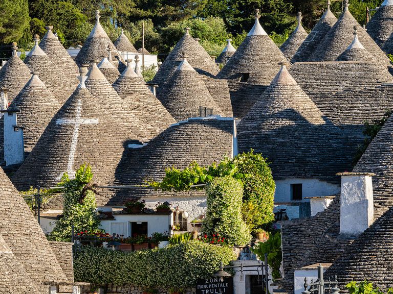 Blick von oben auf die Trulli-Häuser in Alberobello, Apulien