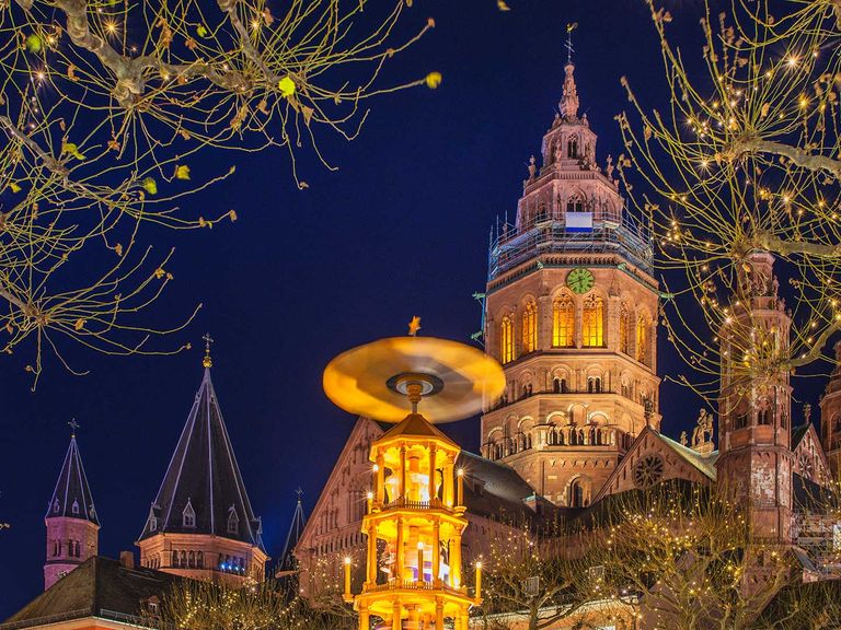 Hier zu sehen: der Dom und die Weihnachtspyramide in Mainz. Dom und Weihnachtspyramide in Mainz
