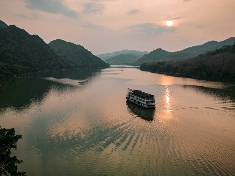 Sanft gleitet die Bohème zwischen Luang Prabang und Laos’ Hauptstadt Vientiane. Mekong Kingdoms Bohème auf dem Mekong