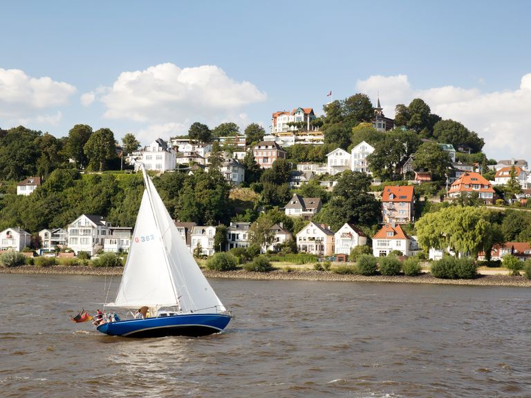 Kleines Segelschiff auf der Elbe vor Blankenese