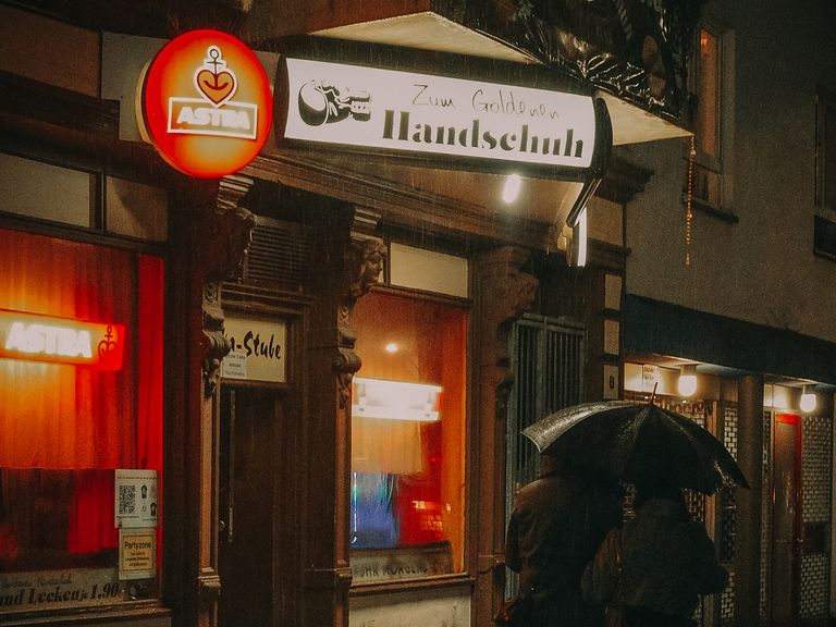 „Zum Goldenen Handschuh“ heißt die legendäre Kiez-Kneipe, um die sich einer der bekanntesten Kriminalfälle Deutschlands rankt. Zum Goldenen Handschuh Kneipe, Hamburger Berg