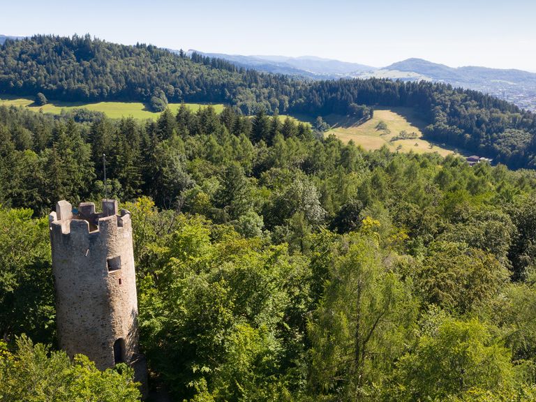 Die Ruine der Zähringer Burg nahe Freiburg im Schwarzwald Die Ruine der Zähringer Burg nahe Freiburg im Schwarzwald
