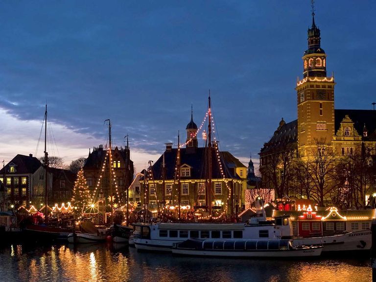 Weihnachtsmarkt und -baum im ostfriesischen Leer, Niedersachsen