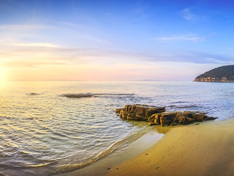 Ein traumhaft schöner Anblick: Der Sonnenuntergang am Strand der Cala Violina Strand der Cala Violina, Bucht in der Toskana, Maremma