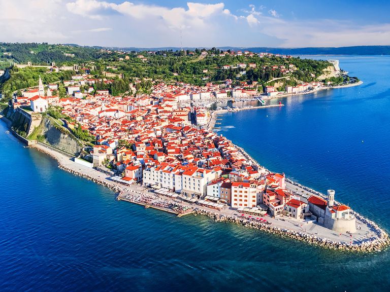 Piran ist eine romantische Stadt an der slowenischen Adriaküste. Piran an der slowenischen Adriaküste, von oben