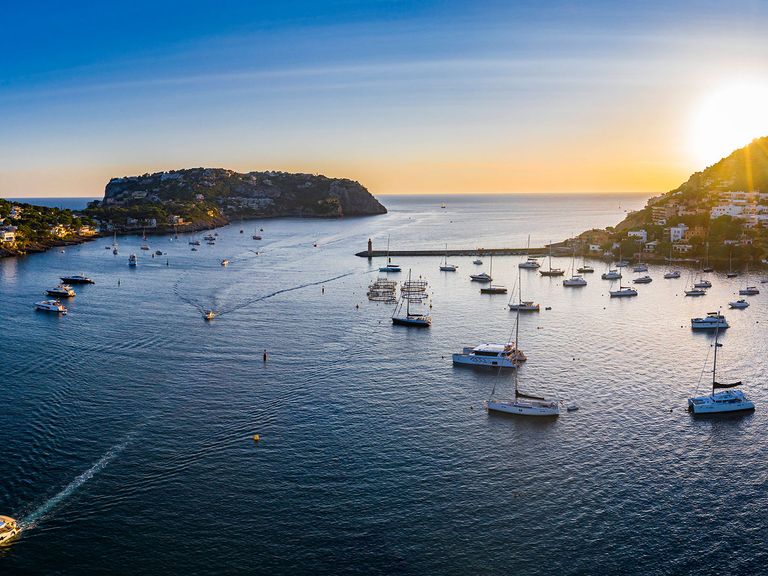 Traumhaft schön: Port d‘Andratx im Licht des Sonnenuntergangs. Luftaufnahme von Port d’Andratx