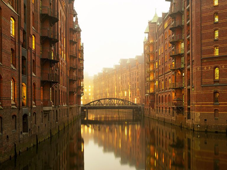 In der Hamburger Speicherstadt finden sich zahlreiche Backsteingebäude, die früher – und zum Teil heute noch – als Speicher für Tee und vieles mehr dienten. Hamburger Speicherstadt