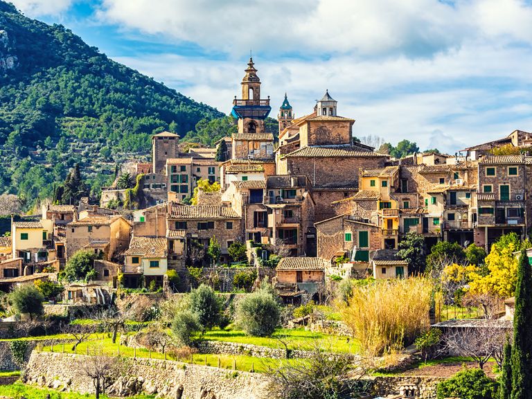 Inmitten der sattgrün bewaldeten Hänge der Serra de Tramuntana liegt das verwunschene Valldemossa. Valldemossa, Bergdorf auf Mallorca
