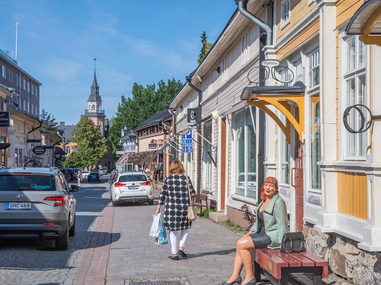 Sonnige Ansicht einer finnischen Stadt