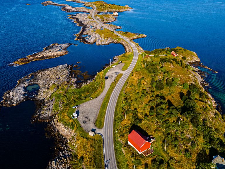 Die Atlantikstraße ist die schönste Küstenstraße Norwegens – und vielleicht sogar Skandinaviens. Atlantikstrasse Norwegen, Luftaufnahme
