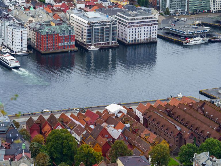 Blick auf Bergen, Hafen und Häuser