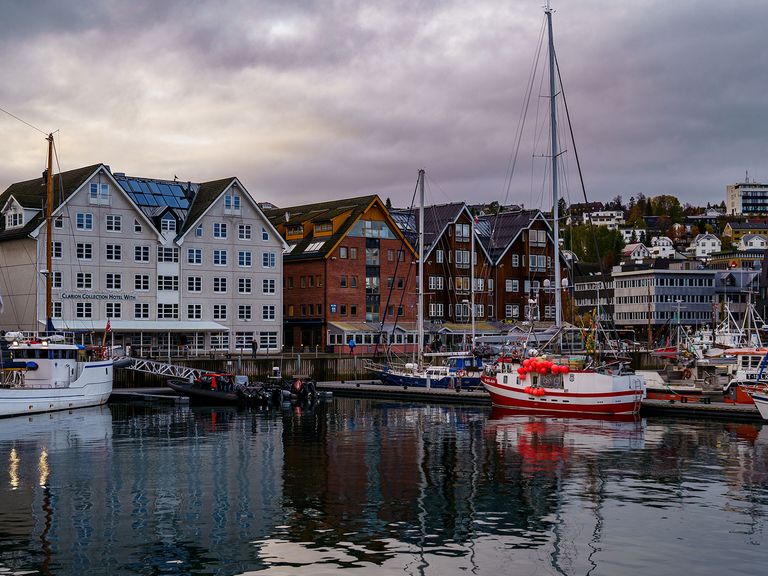 Hier zu sehen: der bezaubernde Hafen in Tromsø. Hafen in Tromsø