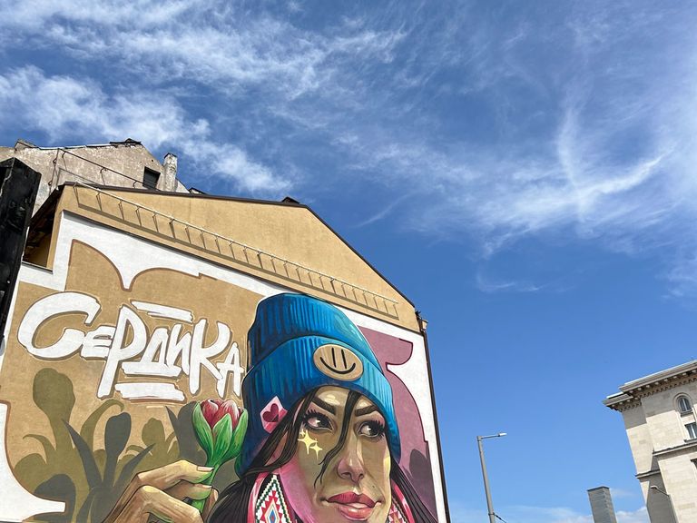 Street Art in Sofia, Portrait einer Frau, die eine Tulpe trägt