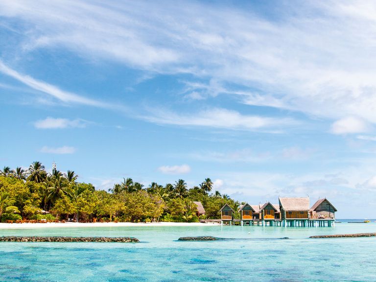 Meer und Bungalows des Constance Moofushi Maldives