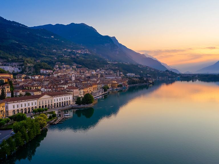 Lovere ist einer der schönsten Orte am Ufer des Iseosees. Blick auf Lovere am Iseosee