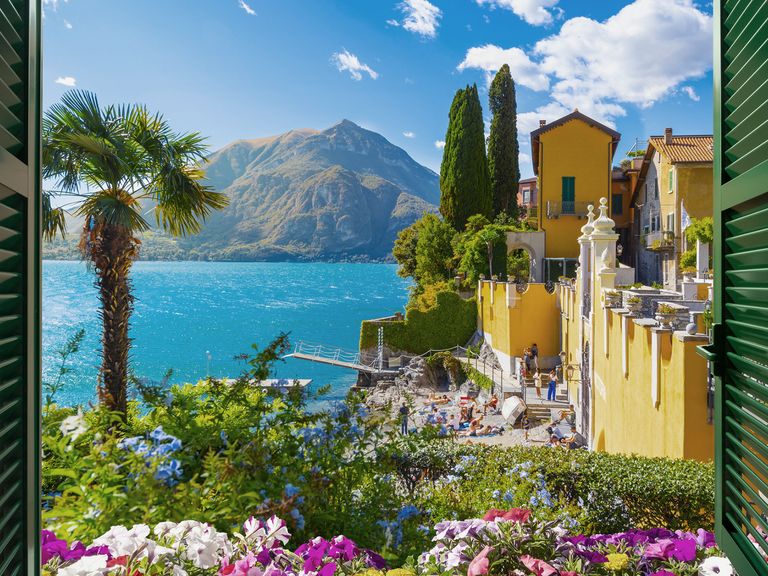 Prächtige Aussicht: das Dorf Varenna am Comer See Ausblick auf Varenna am Ufer des Comer Sees