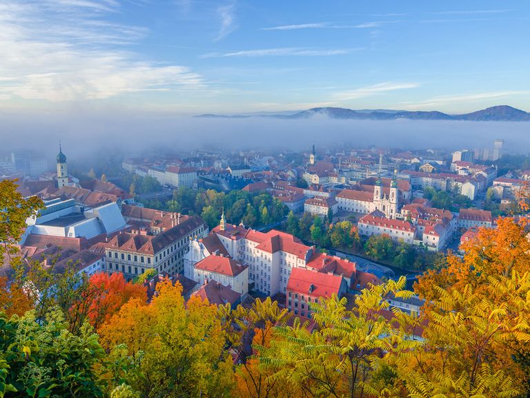 Blick vom Schlossberg auf das nebelverhangene Graz Blick vom Schlossberg auf das nebelverhangene Graz