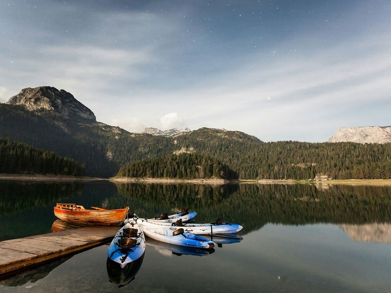Boote schippern auf einem See im Nationalpark Durmitor in Montenegro