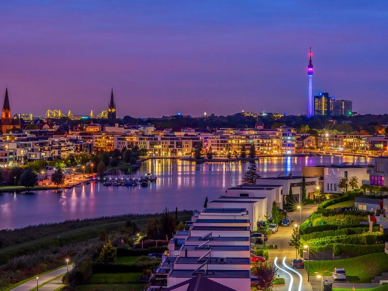 Dortmund hat mehr zu bieten als Fußball und Industriekultur. Dortmund am Abend, Blick über den Phoenix-See