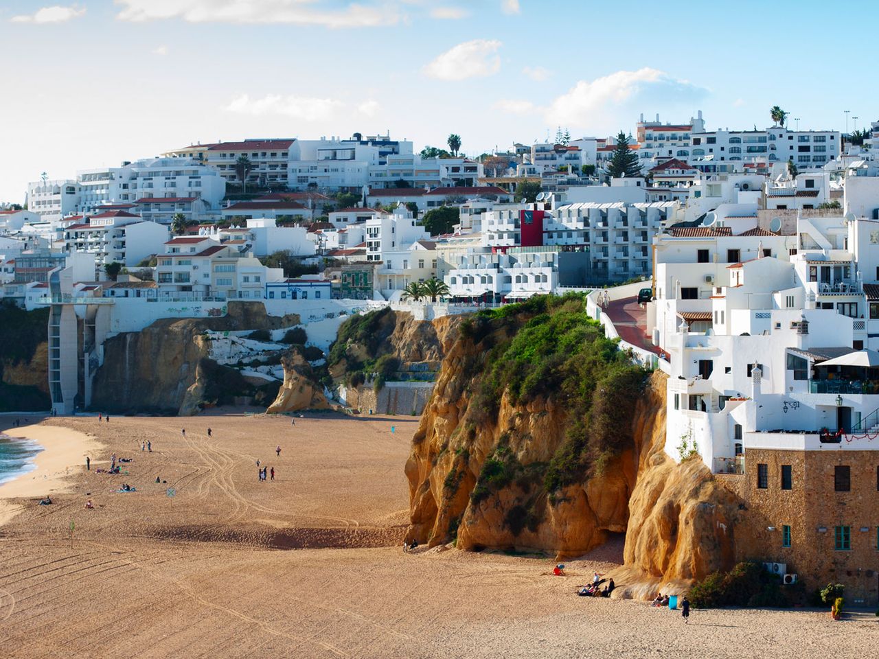 Blick auf die weiß getünchten Häuser von Albufeira vom Strand aus
