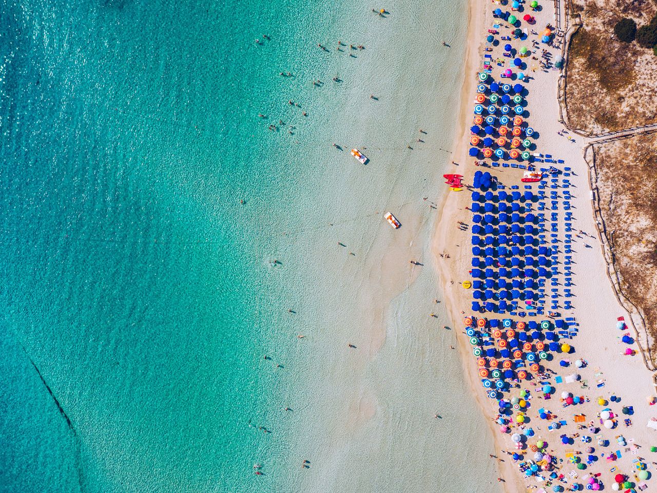 Spiaggia della Pelosa mit Sonnenschirmen, von oben