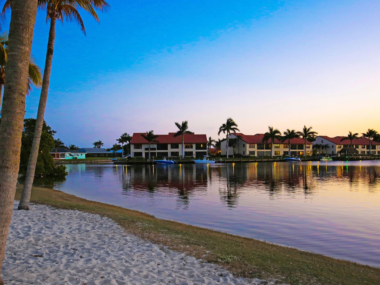 Strand und Villen in Cape Coral am Abend