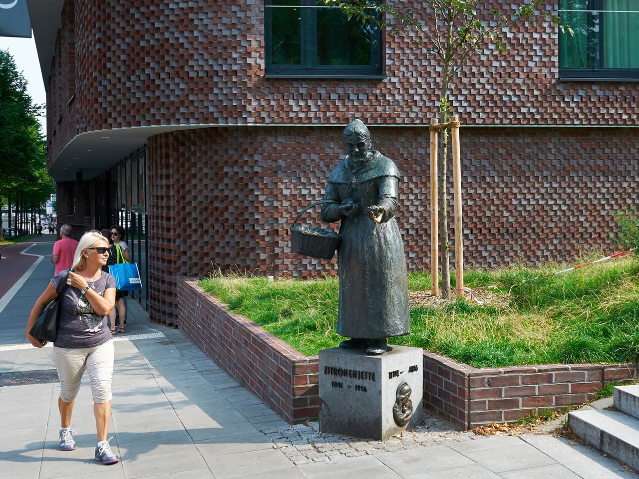 bronzene Skulptur Zitronenjette in Hamburg