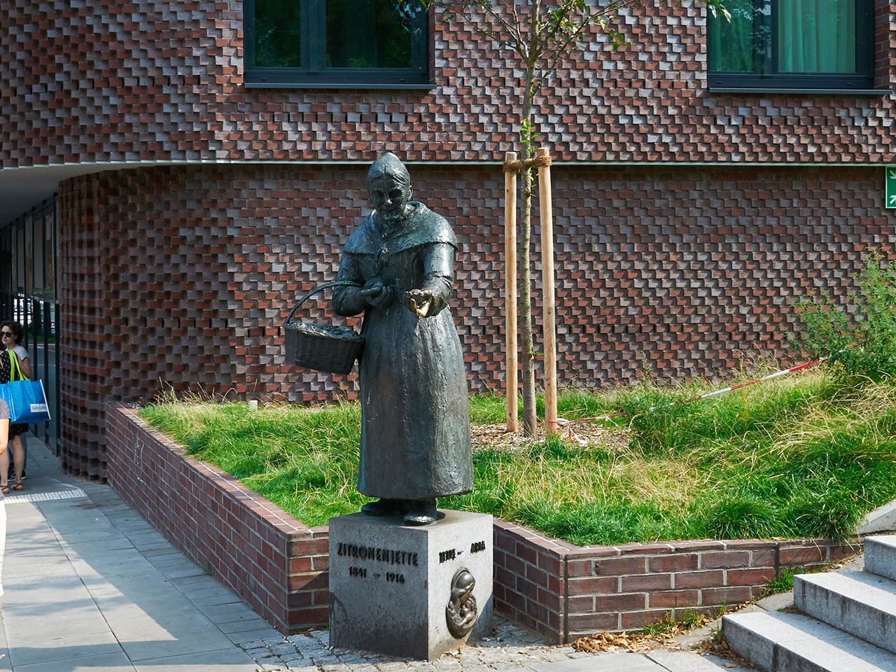 bronzene Skulptur Zitronenjette in Hamburg