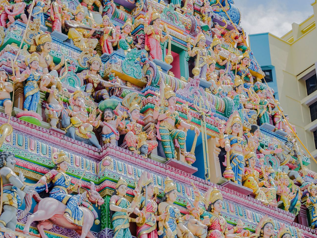 Bunte Tempel zieren das Viertel Little India in Singapur