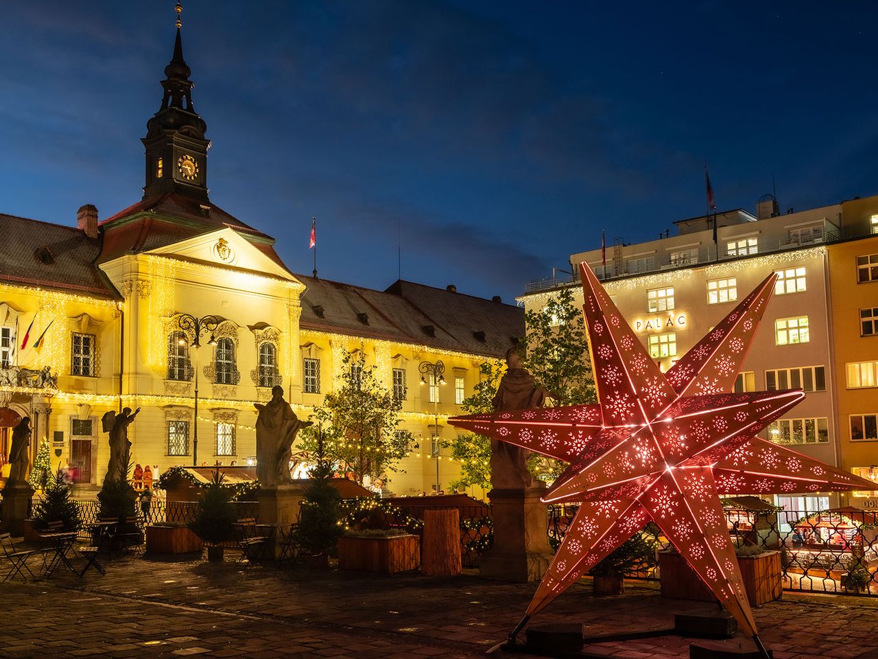 Weihnachtsmarkt auf dem Dominikanerplatz mit Neuem Rathaus 