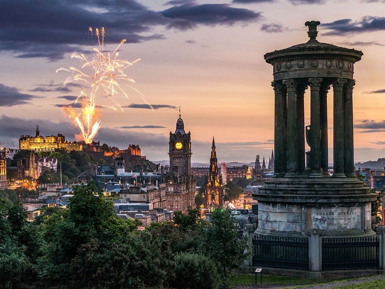 Blick auf das Feuerwerk in Edinburgh