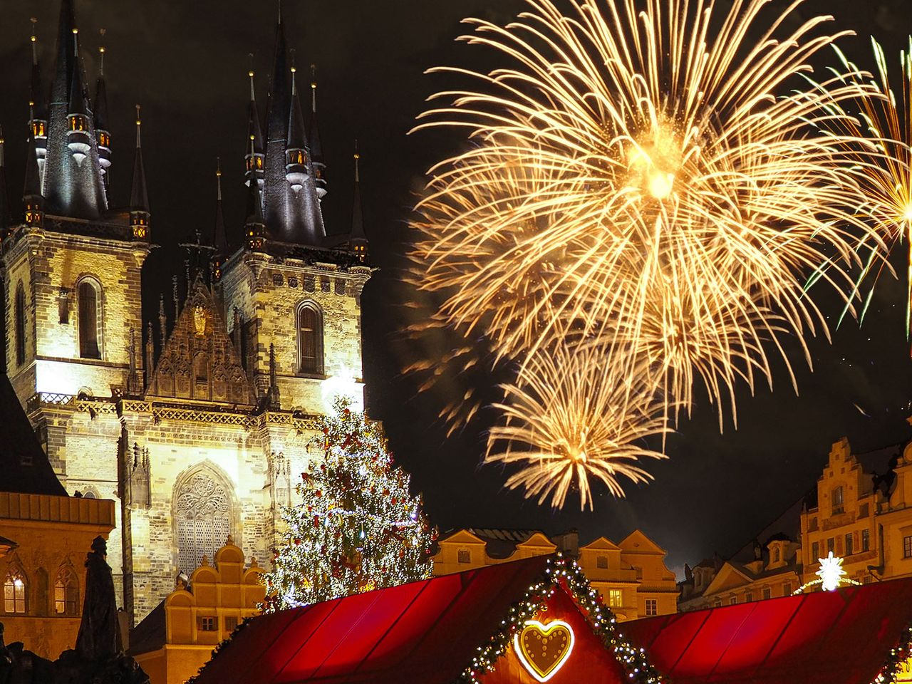 Feuerwerk in Prag, mit Kirche und Weihnachtsmarkt-Buden
