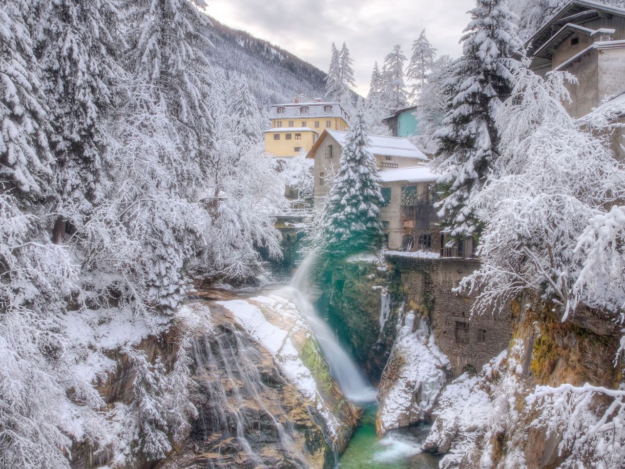 Blick auf Bad Gastein und seinen Wasserfall im Winter