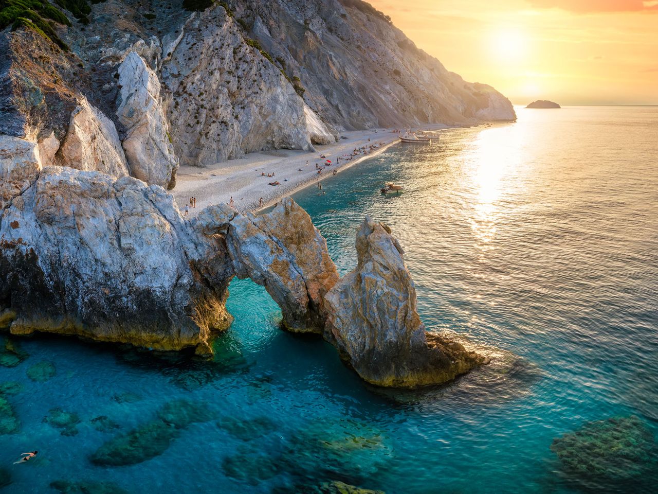 Lalaria Beach auf Skiathos beim Sonnenuntergang